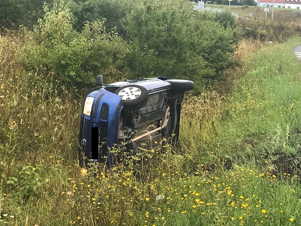 Havárie v Ďáblicích - auto skončilo na boku, 19. srpna 2019.