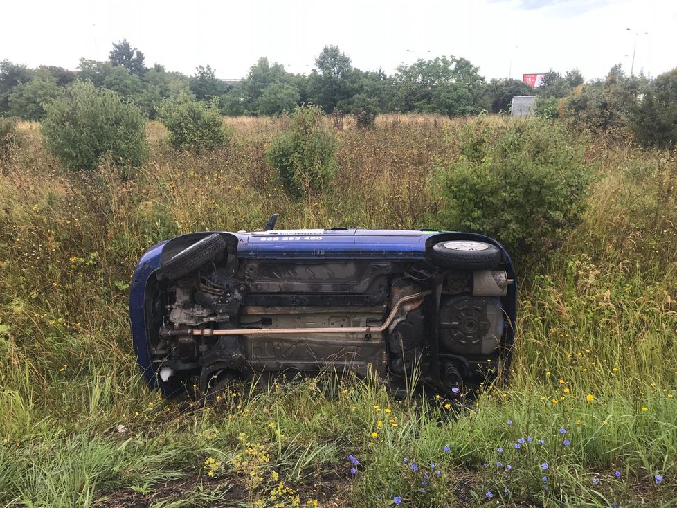 Havárie v Ďáblicích - auto skončilo na boku, 19. srpna 2019.