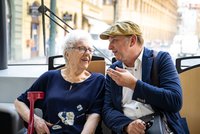 Velká změna v pražských tramvajích: Zastávky hlásí herec Vondráček. Jak se líbí Pražanům?