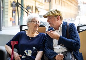 Dagmar Hazdrová a Jan Vondráček v tramvaji.