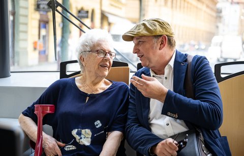 Velká změna v pražských tramvajích: Zastávky hlásí herec Vondráček. Jak se líbí Pražanům?