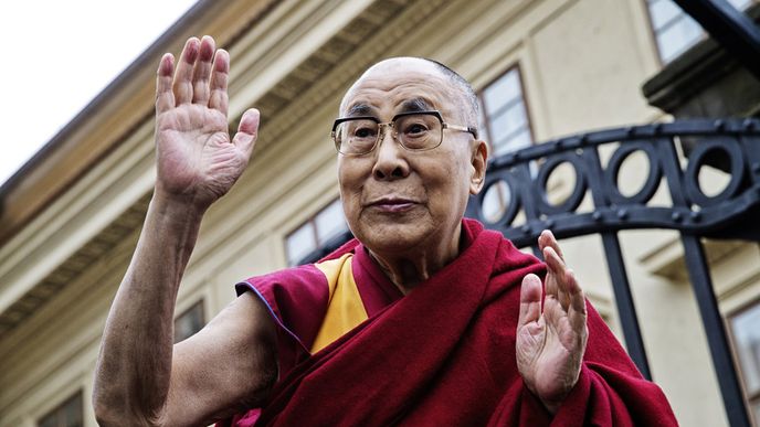 Uvítání dalajlámy na pražském Hradčanském náměstí