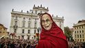 Uvítání dalajlámy na pražském Hradčanském náměstí