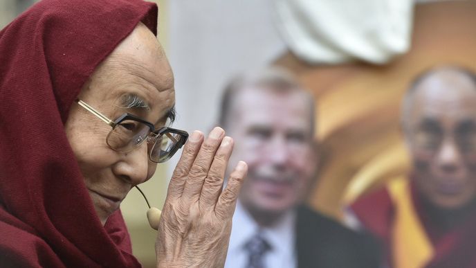 Přibližně tisícovka lidí přišla uvítat na Hradčanské náměstí v Praze tibetského duchovního vůdce.