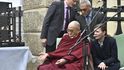 Přibližně tisícovka lidí přišla uvítat na Hradčanské náměstí v Praze tibetského duchovního vůdce.