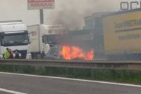Dálnici D1 u Brna zablokovala nehoda: Auto skončilo v plamenech