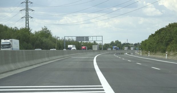 Čerstvě zrekonstruovaná dálnice je dost široká, ovšem dlouho bude ještě využívaná jen částečně.