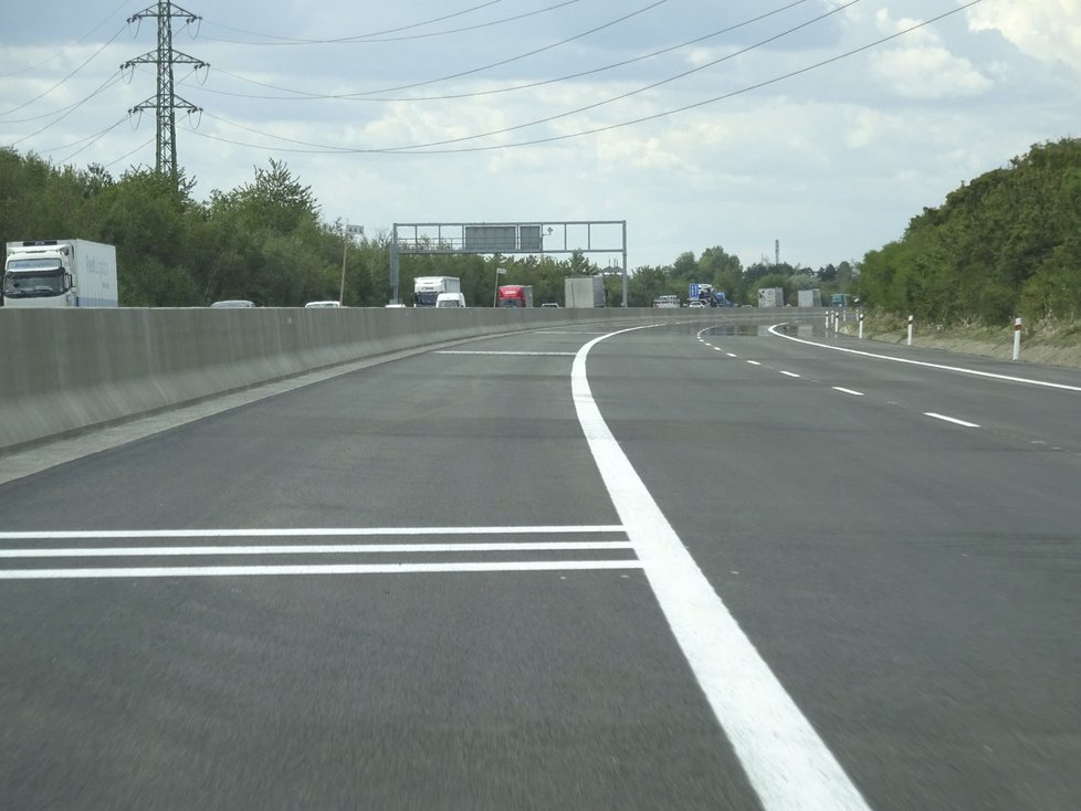 Čerstvě zrekonstruovaná dálnice je dost široká, ovšem dlouho bude ještě využívaná jen částečně.