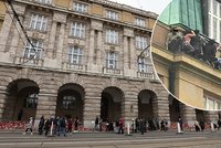 Svědectví studentů: Vrah byl v budově FF už hodinu před střelbou, když ho tam hledala policie!