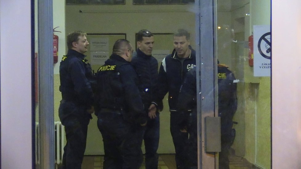 Policie zasahovala se samopaly v Radotíně. Dealer drog vytáhl zbraň na své zákazníky.