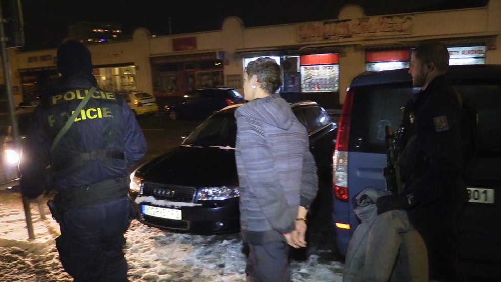 Policie zasahovala se samopaly v Radotíně. Dealer drog vytáhl zbraň na své zákazníky.