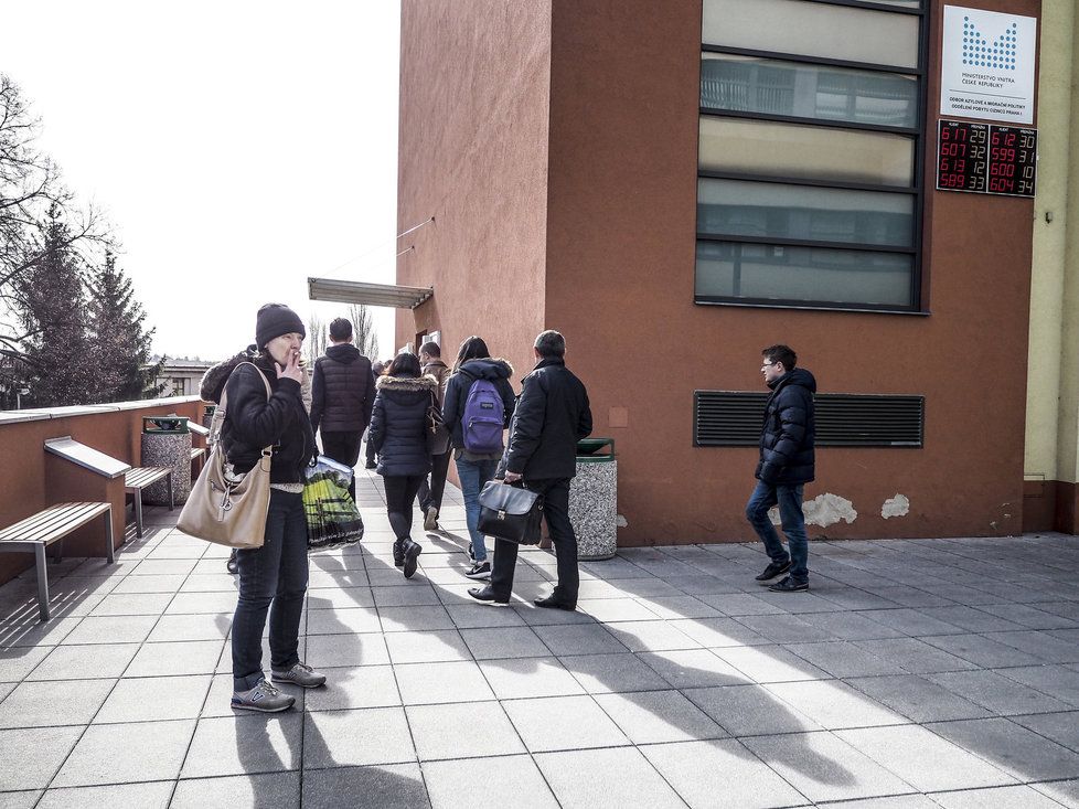 Lidé protestují proti zřízenému azylovému a imigračnímu centru na Dědině.