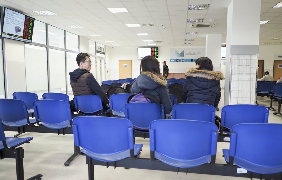 Lidé protestují proti zřízenému azylovému a imigračnímu centru na Dědině.