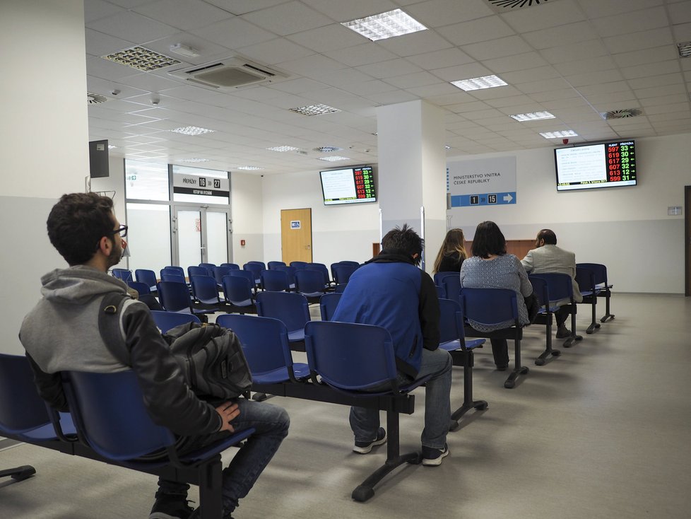 Lidé protestují proti zřízenému azylovému a imigračnímu centru na Dědině.