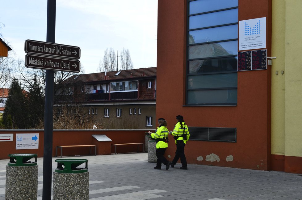 Lidé protestují proti zřízenému azylovému a imigračnímu centru na Dědině.