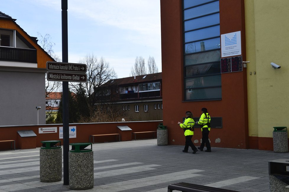 Lidé protestují proti zřízenému azylovému a imigračnímu centru na Dědině.