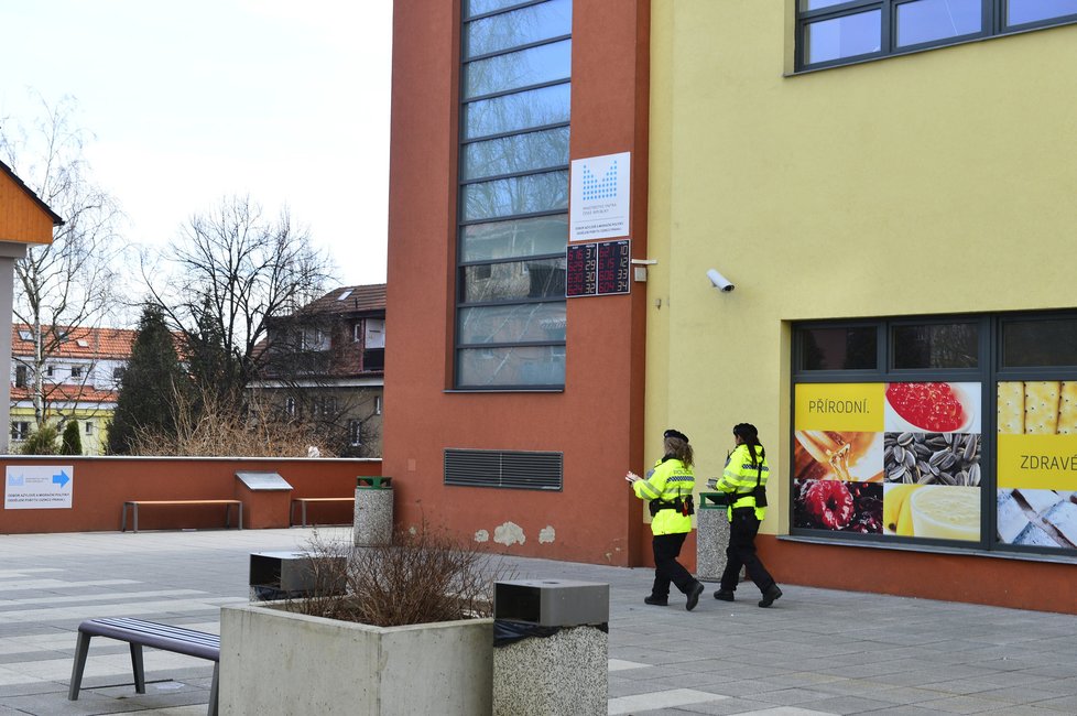 Lidé protestují proti zřízenému azylovému a imigračnímu centru na Dědině.