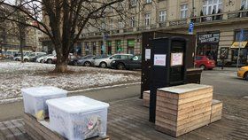 Projekt #darujkabat se přesunul na Šesťák. Podpořila ho radnice Prahy 6, která zakoupila skříň a boxy.