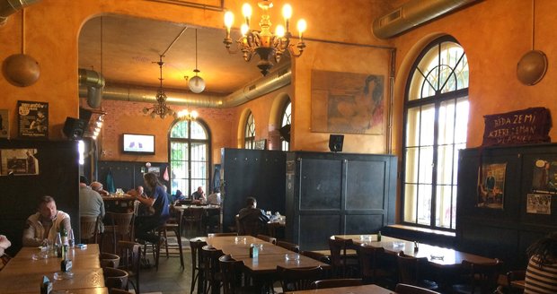 V Praze začal „boom“ nekuřáckých restaurací. Pivnice se ale kvůli zákazu bojí o život