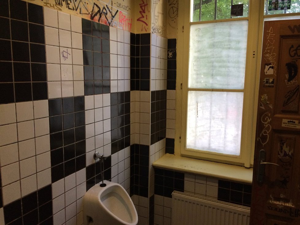 Záchody nevypadají zrovna vábně, ale rezidentům to vůbec nevadí.