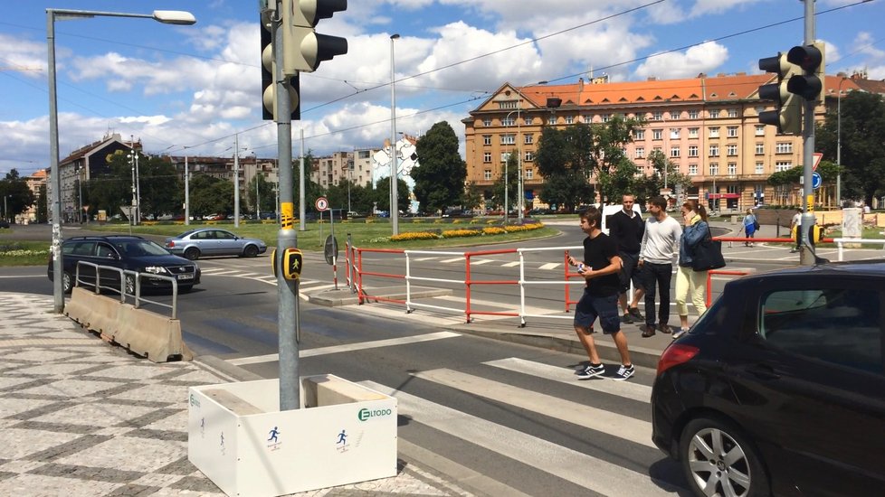 Kruhový objezd se dvěma pruhy na Vítězném náměstí v Praze.