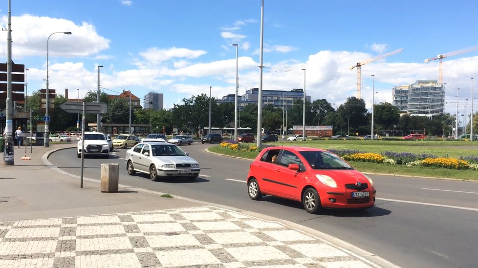 Řidiči jsou také zmatení. I když mají zelenou, pouští chodce, kterým svítí červená.