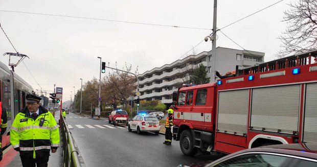 Porouchaná tramvaj v Dejvicích, 12. listopadu 2019.