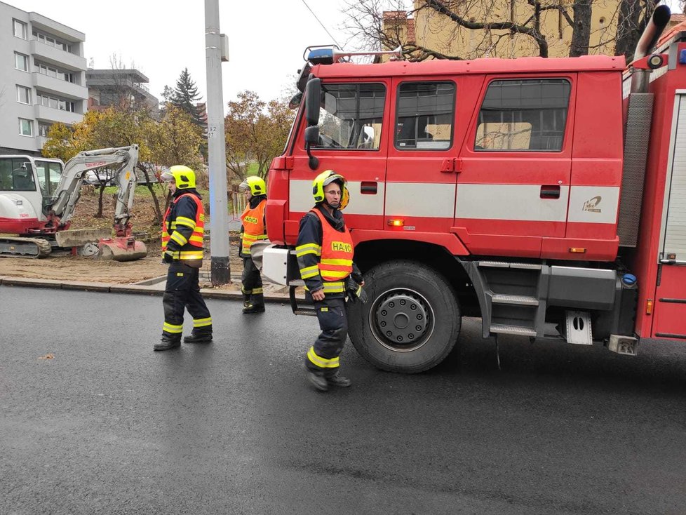 Porouchaná tramvaj v Dejvicích, 12. listopadu 2019.