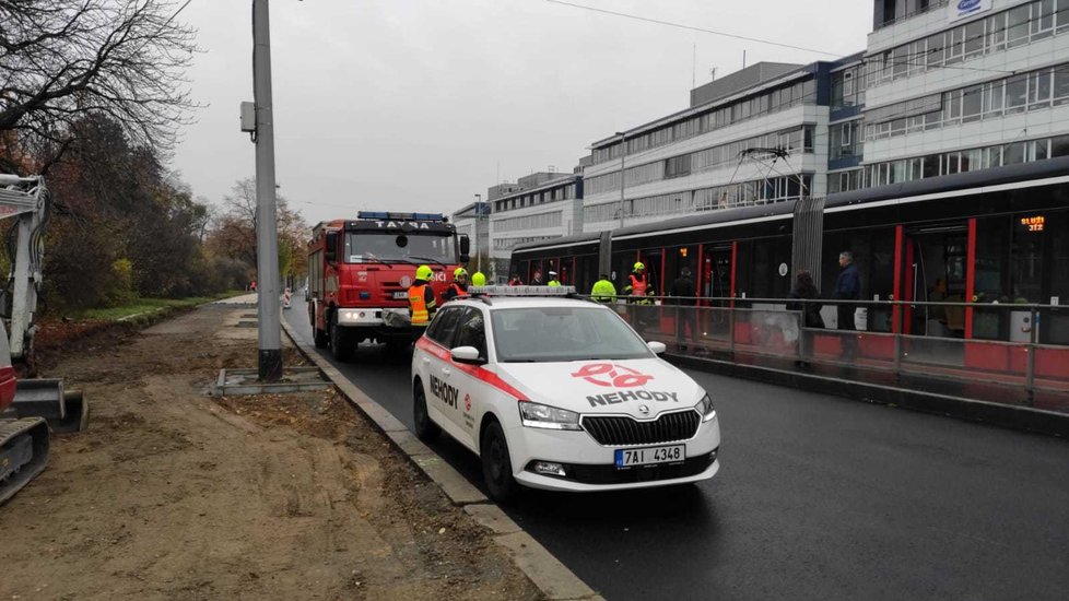 Porouchaná tramvaj v Dejvicích, 12. listopadu 2019.