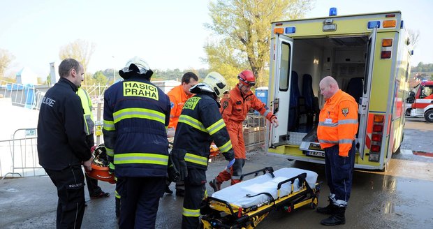 Dělník (29) spadl do šachty. Hasiči ho vyprošťovali 20 minut