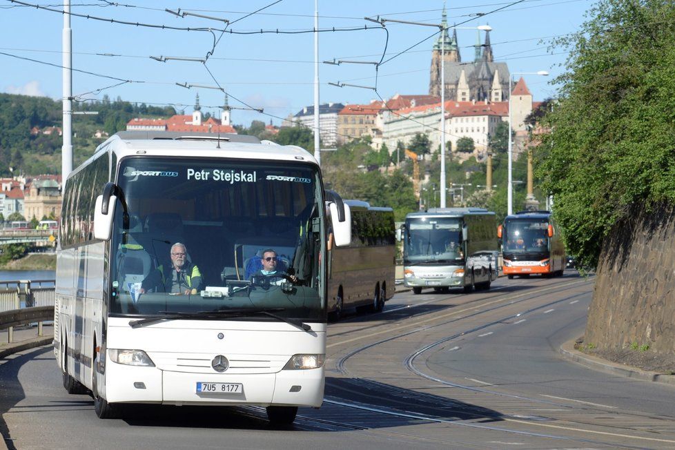 Demonstrativní jízda zájezdových autobusových dopravců Prahou 12. května 2020