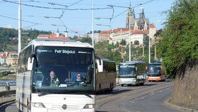 Demonstrativní jízda zájezdových autobusových dopravců Prahou 12. května 2020.