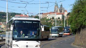 Demonstrativní jízda zájezdových autobusových dopravců Prahou 12. května 2020.