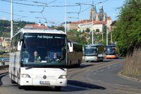 50 autobusů projelo demonstrativně Prahou: „Hrozí nám krach,“ upozorňují dopravci. Havlíčkovi předali návrhy