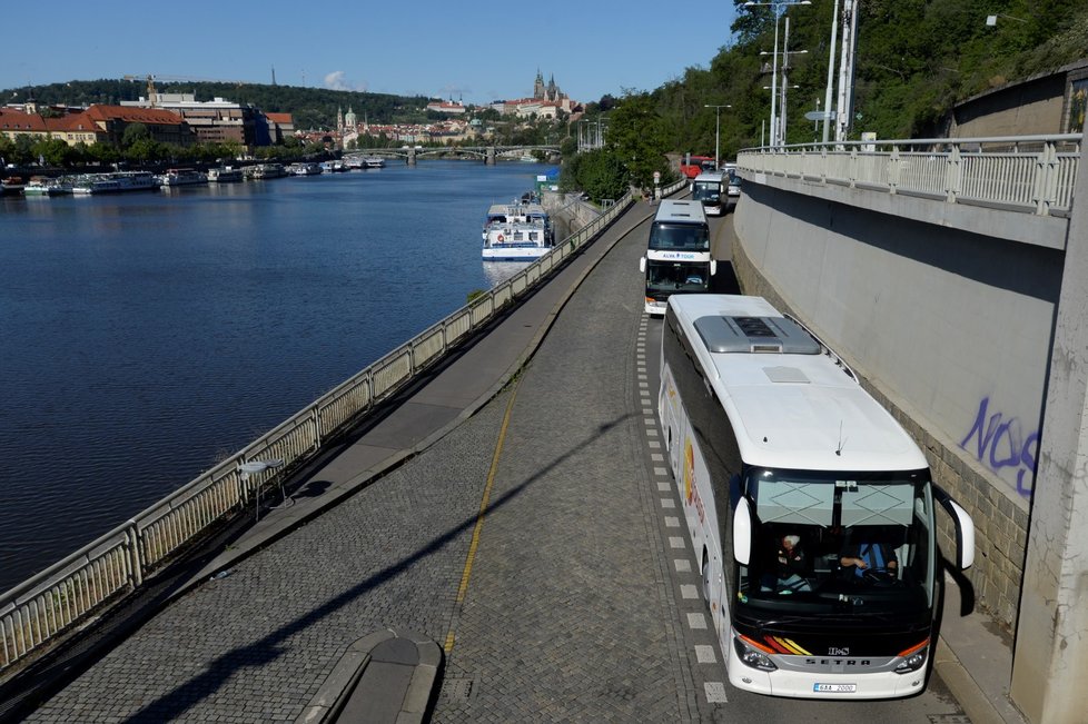 Demonstrativní jízda zájezdových autobusových dopravců Prahou 12. května 2020