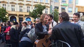 Na demonstraci proti Babišovi a Zemanovi vystoupil i zpěvák Tomáš Klus.