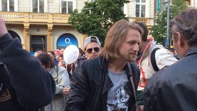 Na demonstraci proti Babišovi a Zemanovi vystoupil i zpěvák Tomáš Klus.