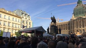 Na demonstraci na Václavském náměstí se sešlo mezi 20 a 30 000 lidí. Proti Babišovi a Zemanovi vystoupily i celebrity.