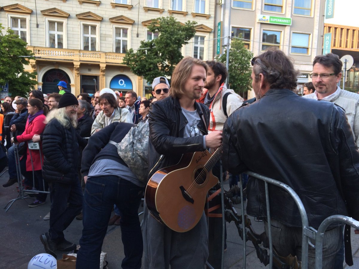 Na demonstraci proti Babišovi a Zemanovi vystoupila i zpěvák Tomáš Klus