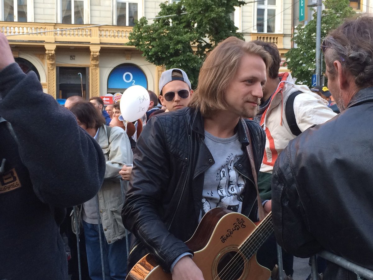 Na demonstraci proti Babišovi a Zemanovi vystoupila i zpěvák Tomáš Klus