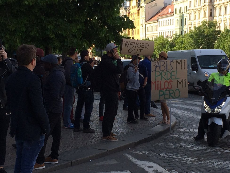 Na demonstraci na Václavském náměstí se sešlo mezi 20 a 30 000 lidí. Proti Babišovi a Zemanovi vystoupily i celebrity.