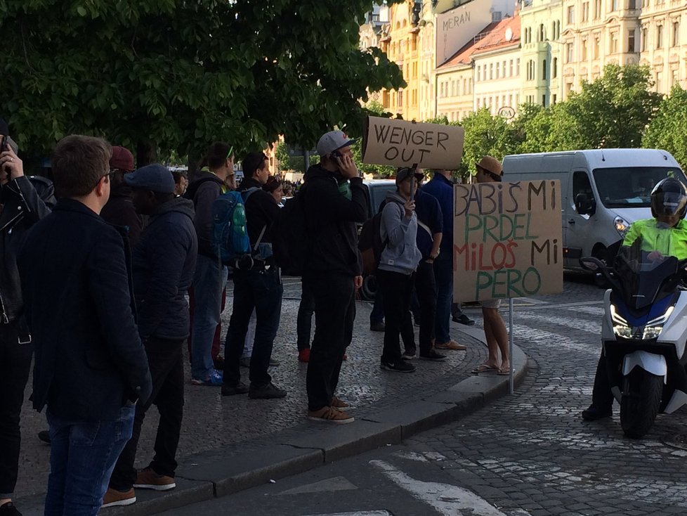 Na demonstraci na Václavském náměstí se sešlo mezi 20 a 30 000 lidí. Proti Babišovi a Zemanovi vystoupily i celebrity.