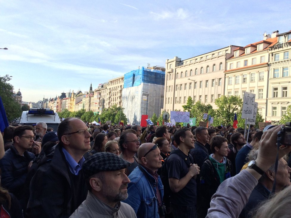 Na demonstraci na Václavském náměstí se sešlo mezi 20 a 30 000 lidí. Proti Babišovi a Zemanovi vystoupily i celebrity.