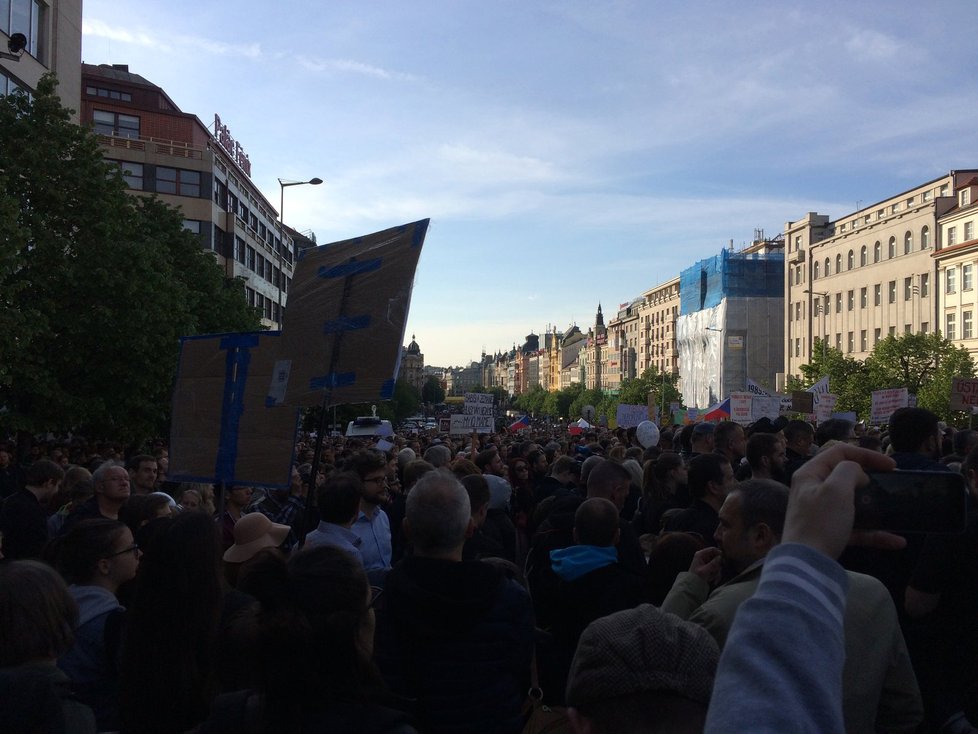 Na demonstraci na Václavském náměstí se sešlo mezi 20 a 30 000 lidí. Proti Babišovi a Zemanovi vystoupily i celebrity.