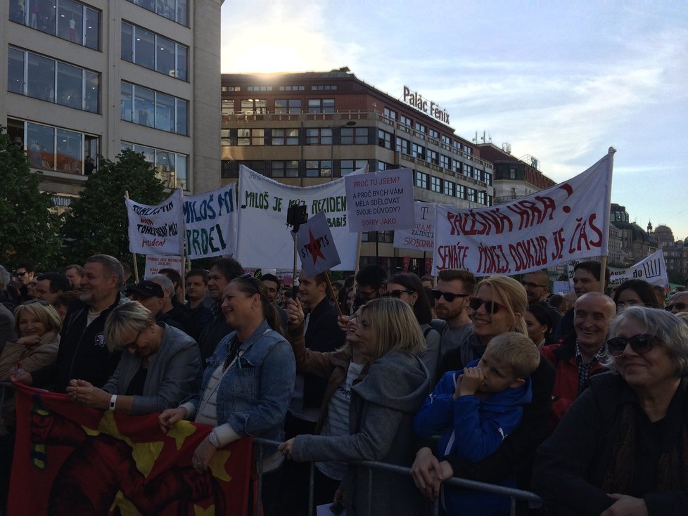 Na demonstraci na Václavském náměstí se sešlo mezi 20 a 30 000 lidí. Proti Babišovi a Zemanovi vystoupily i celebrity.