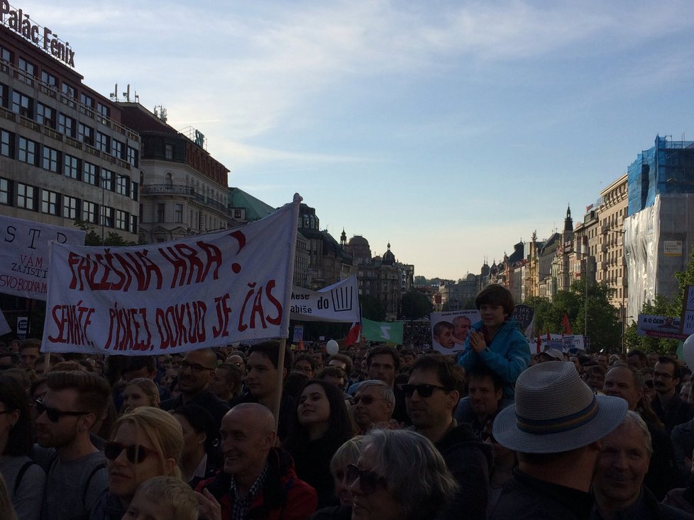 Na demonstraci na Václavském náměstí se sešlo mezi 20 a 30 000 lidí. Proti Babišovi a Zemanovi vystoupily i celebrity.