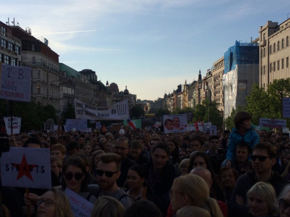 Na demonstraci na Václavském náměstí se sešlo mezi 20 a 30 000 lidí. Proti Babišovi a Zemanovi vystoupily i celebrity.