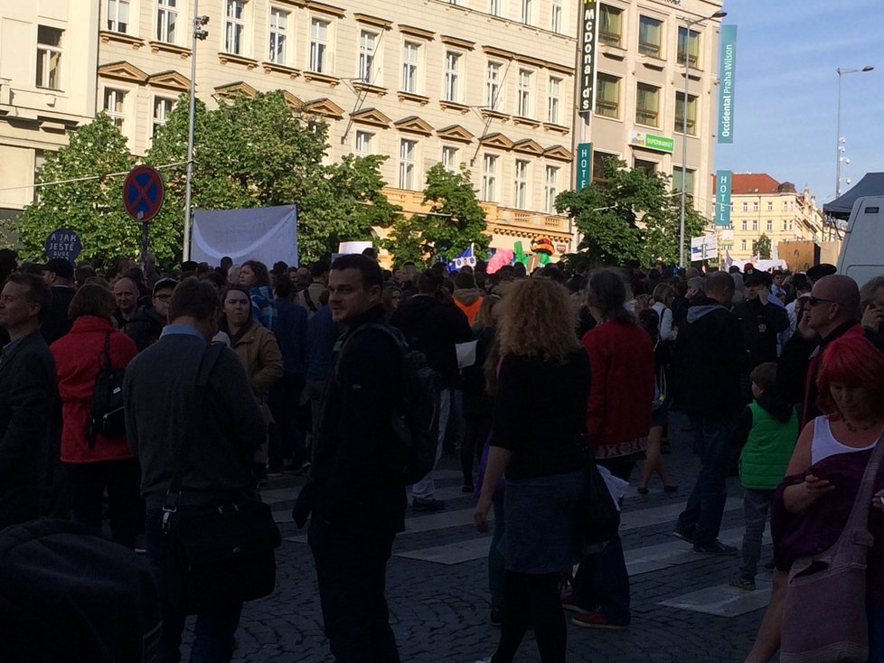 Na demonstraci na Václavském náměstí se sešlo mezi 20 a 30 000 lidí. Proti Babišovi a Zemanovi vystoupily i celebrity.