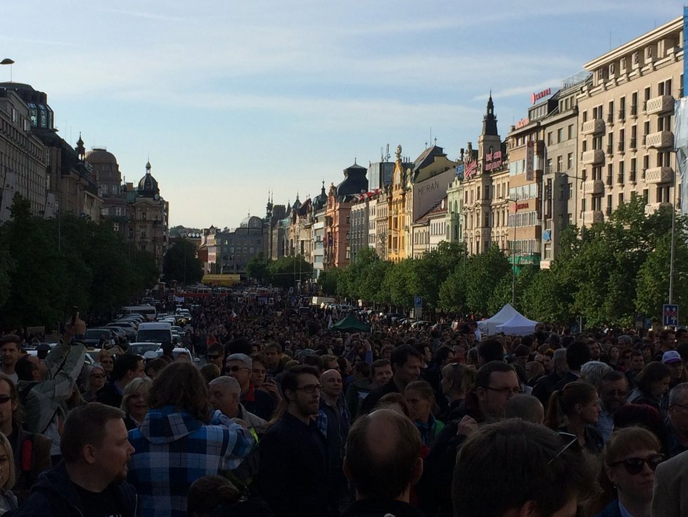 Na demonstraci na Václavském náměstí se sešlo mezi 20 a 30 000 lidí. Proti Babišovi a Zemanovi vystoupily i celebrity.