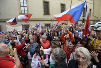 Proticovidový protest u Sněmovny přilákal až 500 lidí. Policie nakonec musela i zatýkat